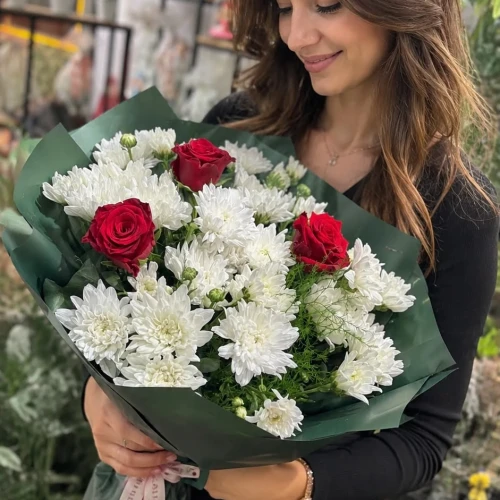 3 kırmızı gül ve papatyalar